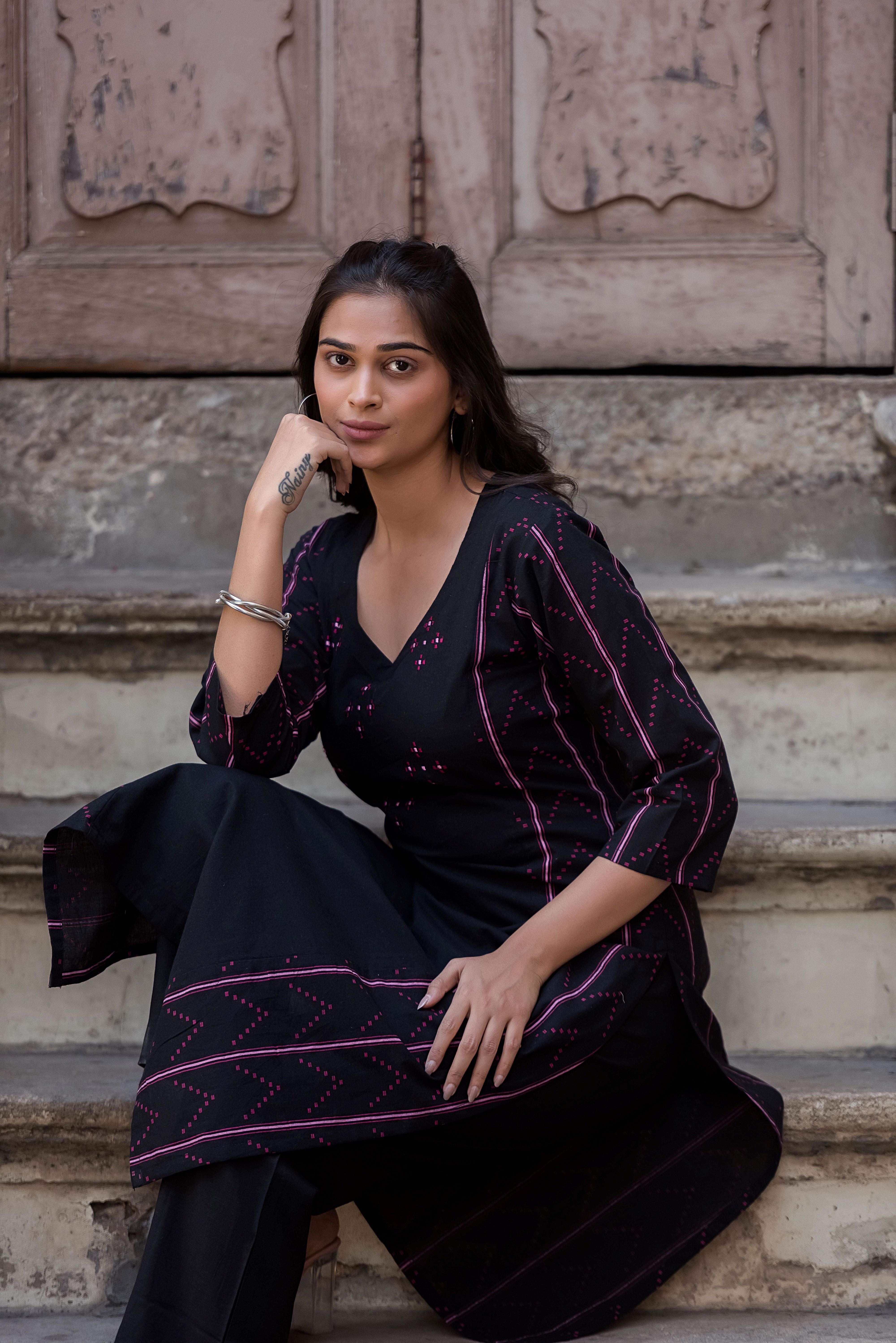 An Elegant Black Straight Kurti